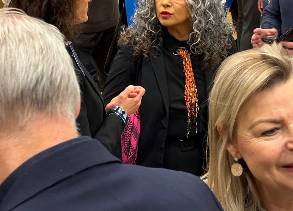 Samtal mellan arbetsgivare och representanter vid ett nätverksevenemang.
